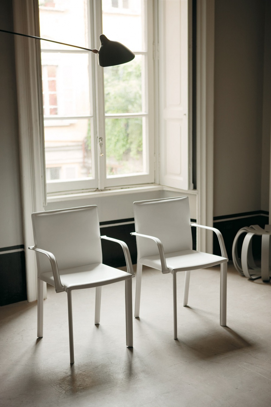 Metal chair with leather covering Pinta, Porada