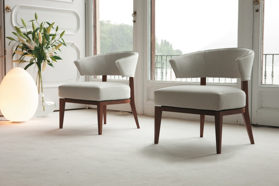 Armchair made of walnut wood with upholstered seat Lenie, Porada