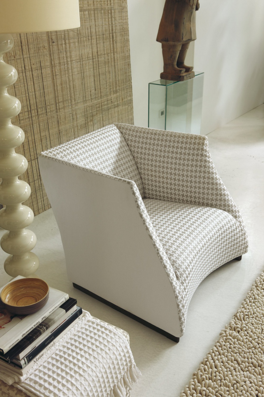 A chair made of particleboard covered in cloth Vivienne, Porada
