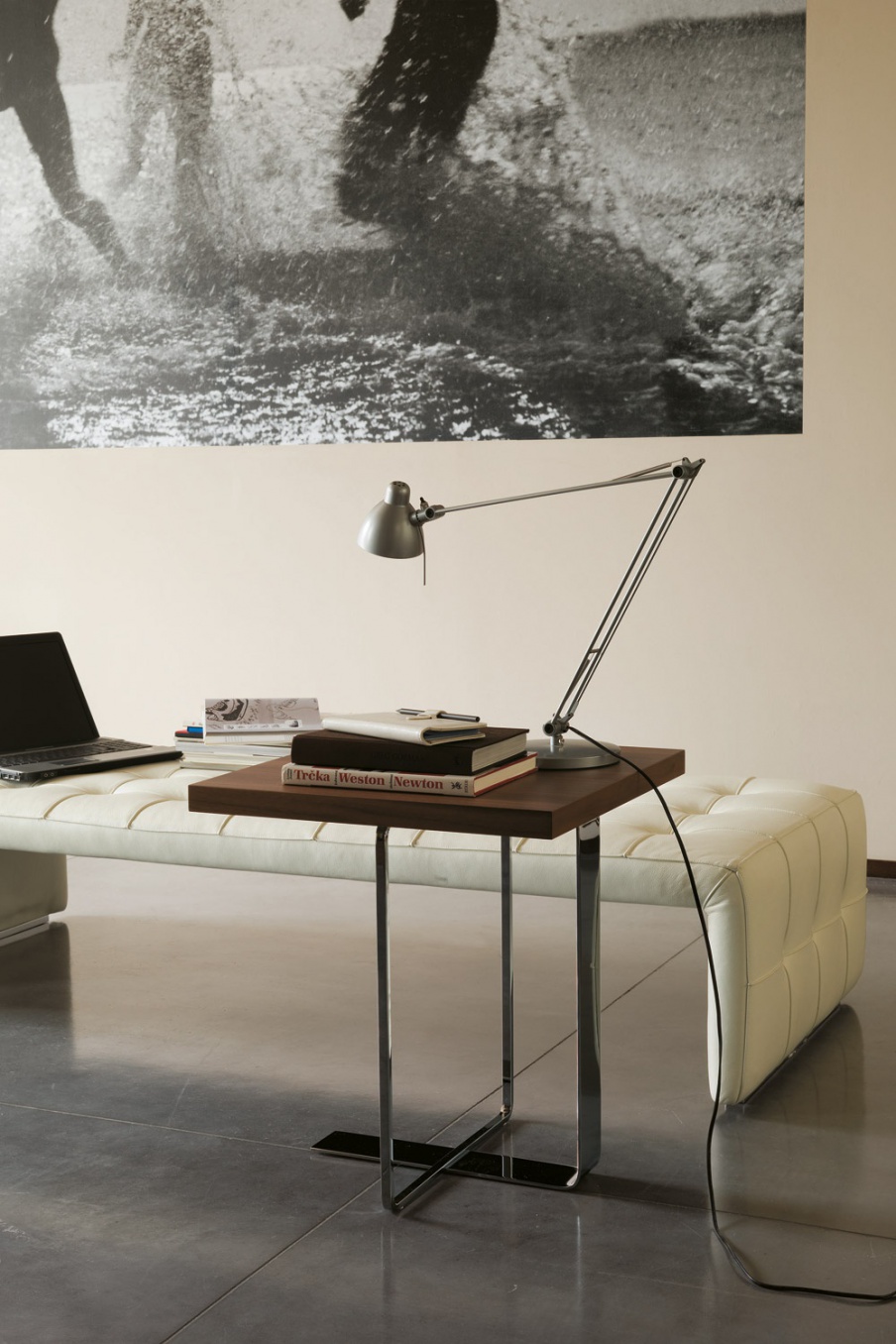 Place a coffee table on a metal frame, Porada