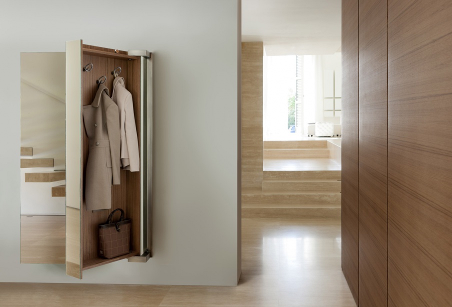 The mirror in the Camper frame made of solid wood, Porada