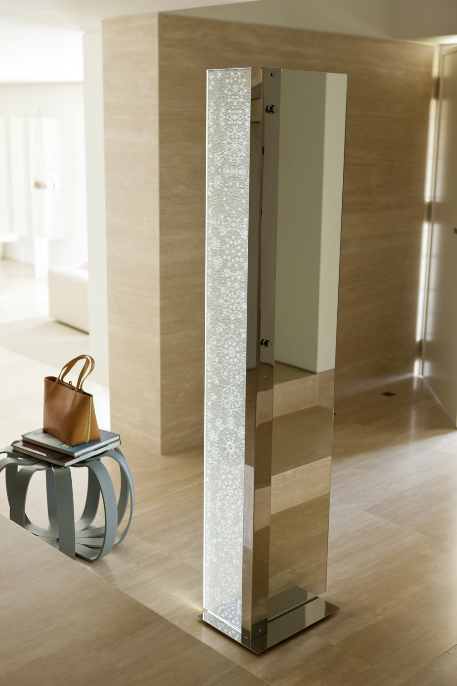 Grimilde mirror in a frame of solid wood, Porada