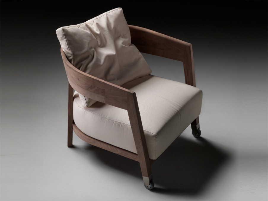 A chair with a semicircular back Caroline, Flexform