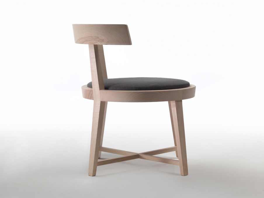 A chair with a semicircular back Gelsomina, Flexform