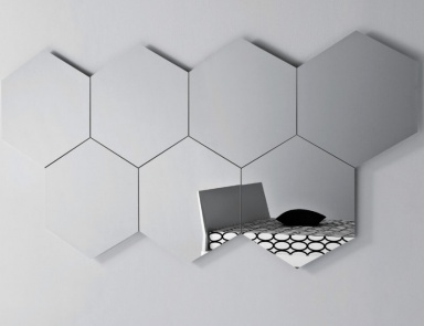 The hexagonal mirror shape Geometrika Esagonale, Pianca