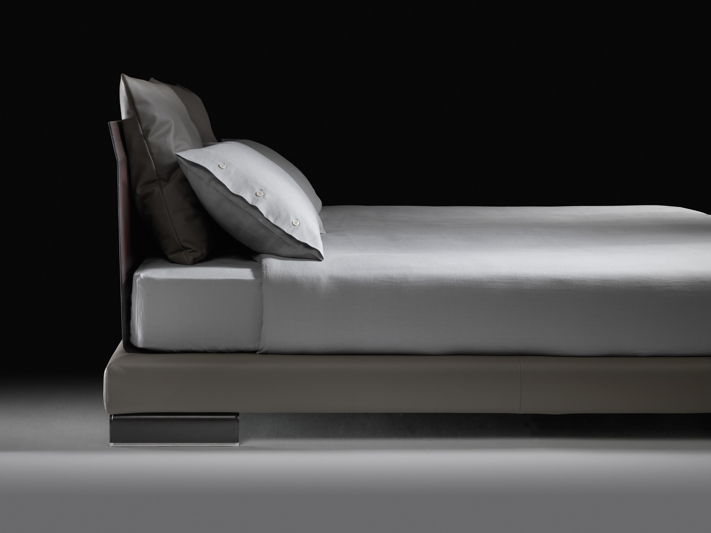 Bed with metal legs Long Island, Flexform Luxury furniture MR
