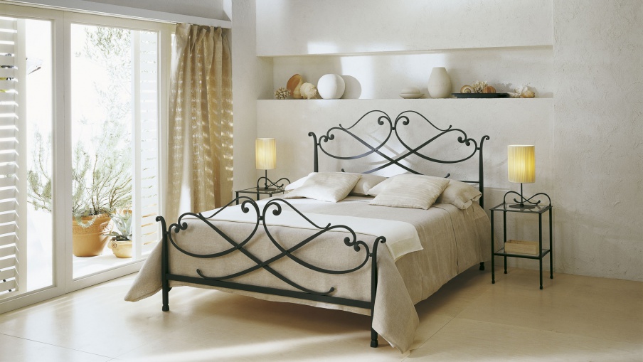 The Zefiro bedside table on a metal frame, Cantori