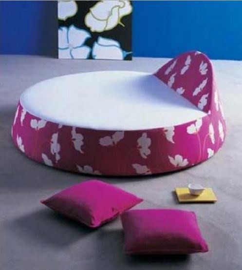The round pouf is upholstered in leather or fabric Chaise Ronde, Cattelan Italia