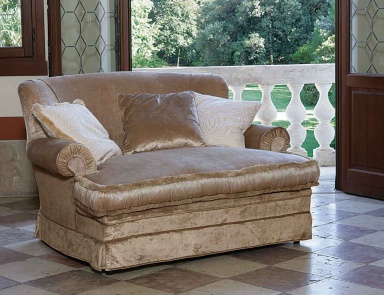 The semicircular sofa Querinetta, Ville Venete