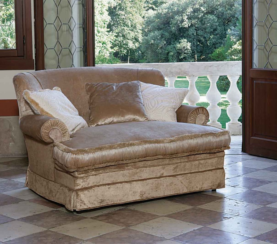 The semicircular sofa Querinetta, Ville Venete