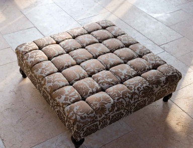 The puff on short curly legs Classic, Ville Venete