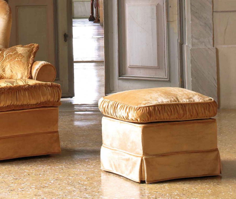 The square Ottoman Classic, Ville Venete