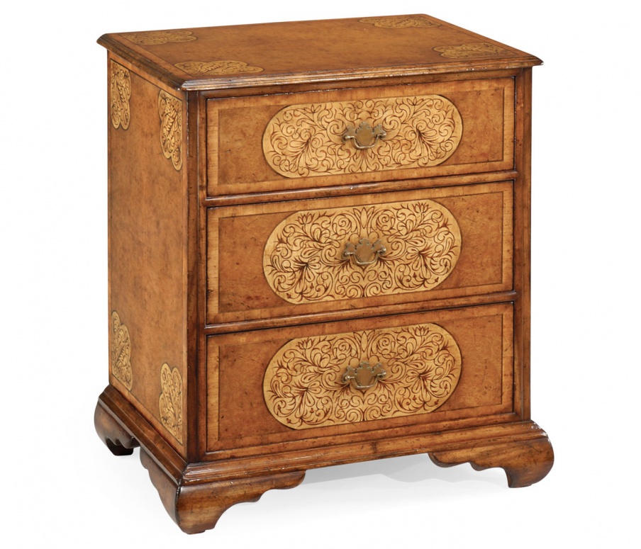 Small bedside chest of drawers in La Rochelle, Jonathan Charles