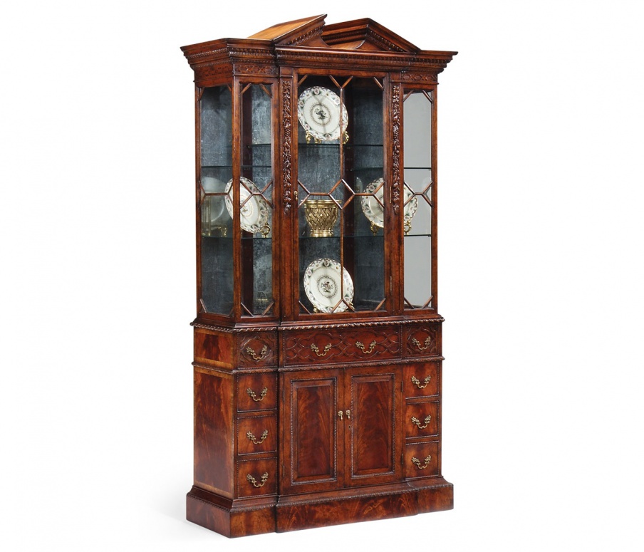 Sideboard with carved decoration Buckingham, Jonathan Charles