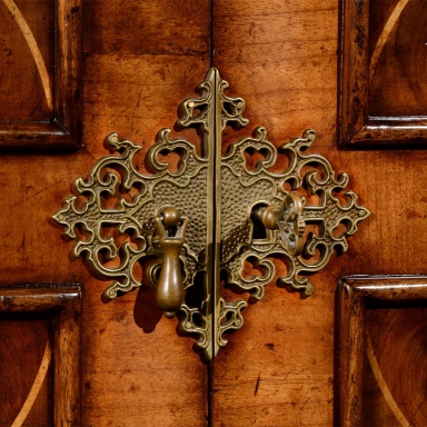 Cabinet for TV William and Mary