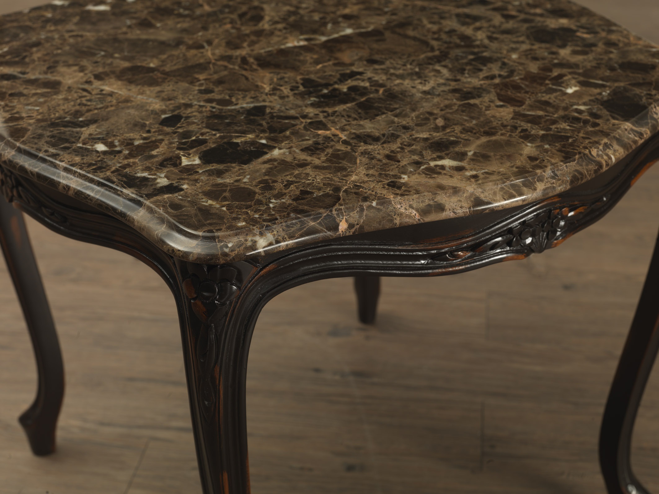 Jordan coffee table with marble top and a frame made of beech