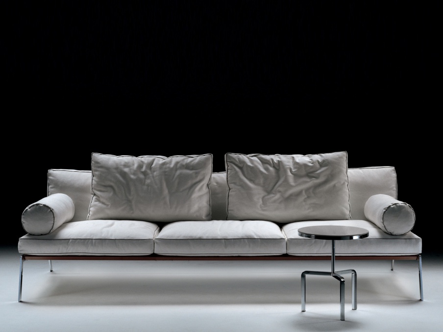 Sofa on a metal frame upholstered in leather or fabric Happy, Flexform