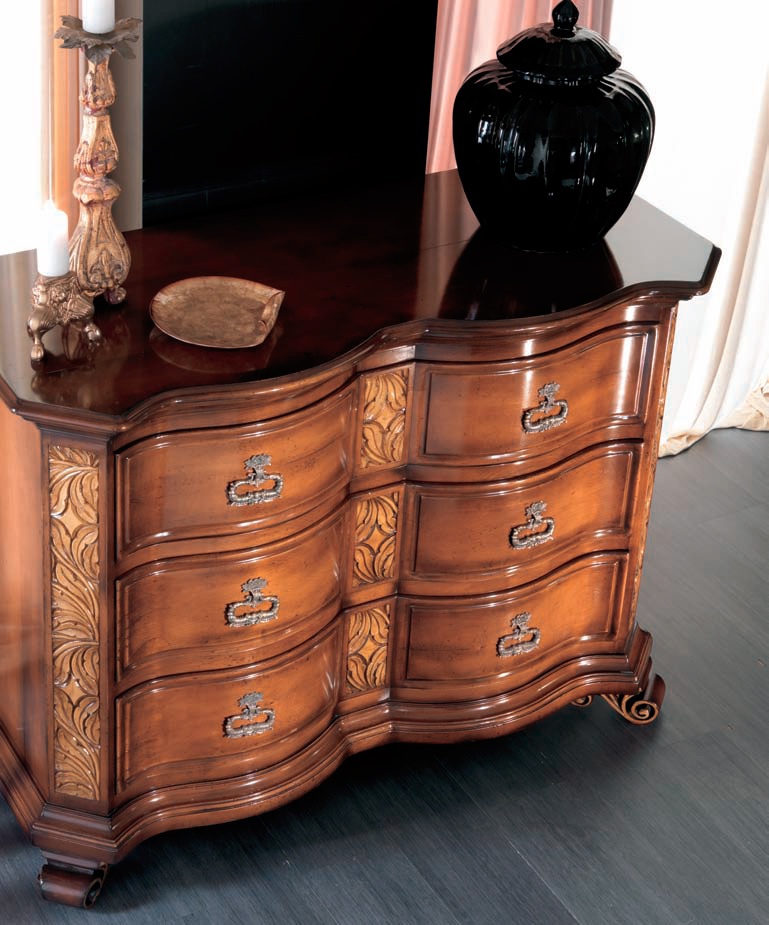 A chest of drawers on small feet Chest of drawers, Bizzotto