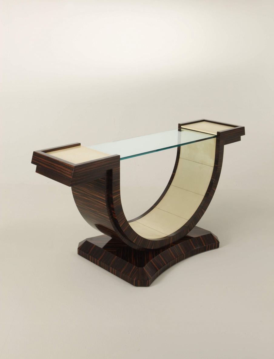 The console is natural wood Decodieci, Colombo Stile