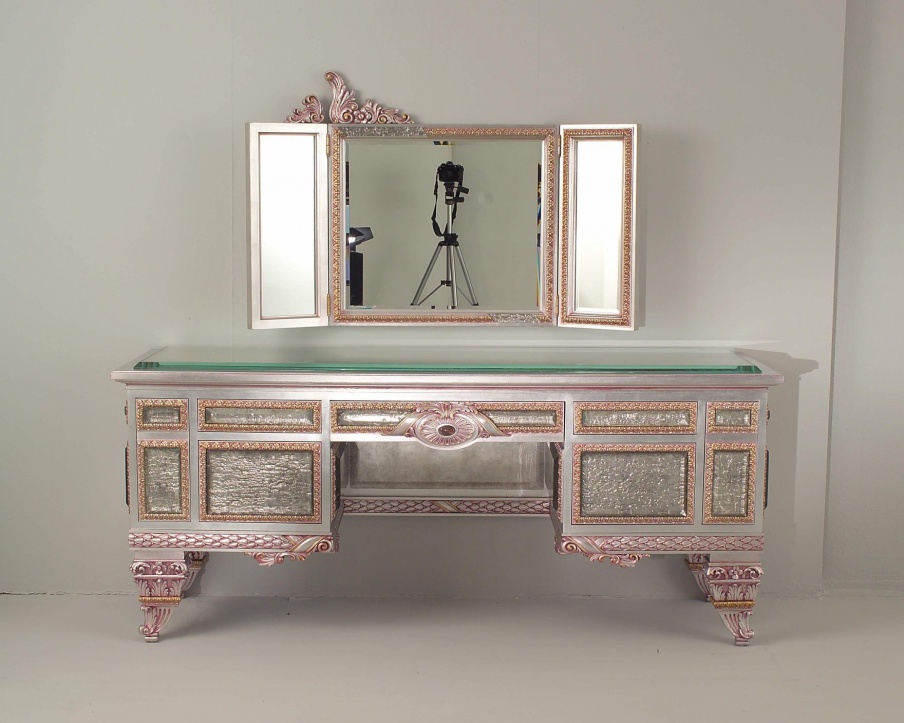 Vanity Tchaikovsky, Colombo Stile