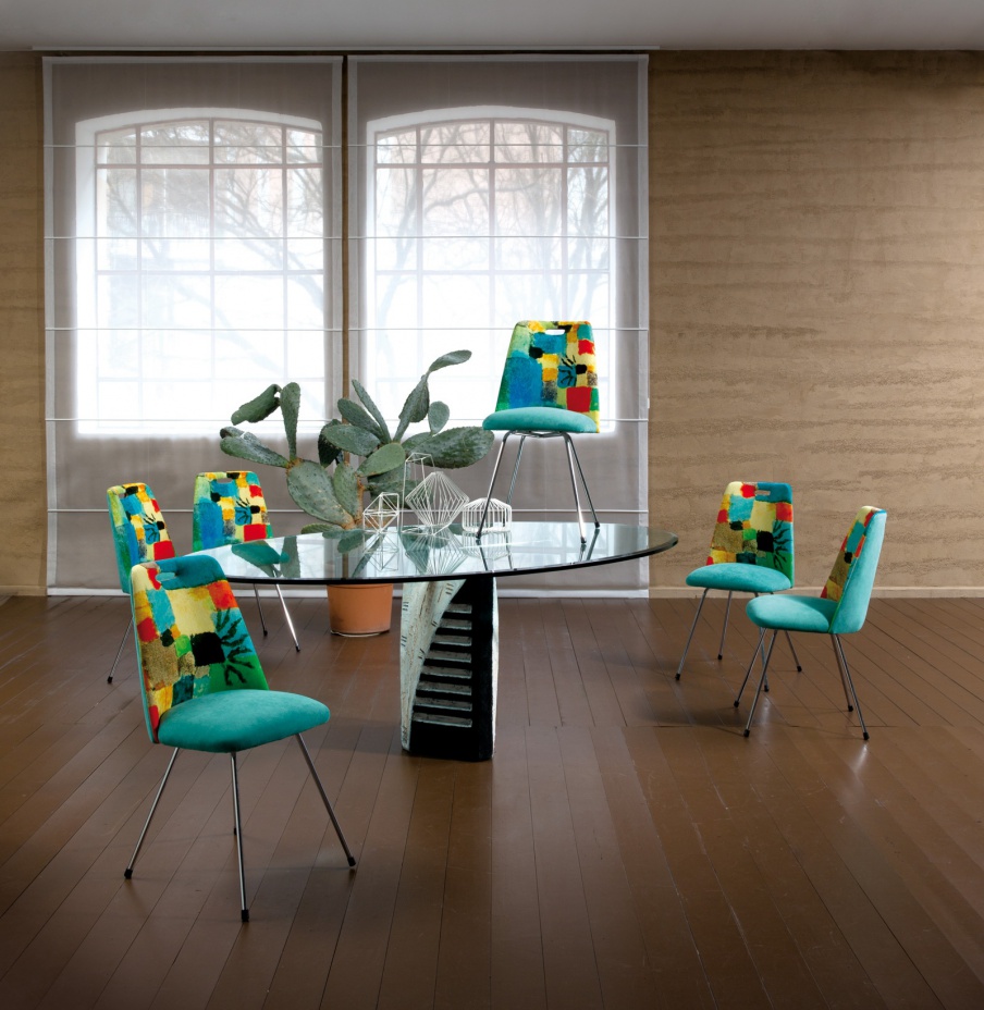 A chair upholstered in Kelly, Il Loft