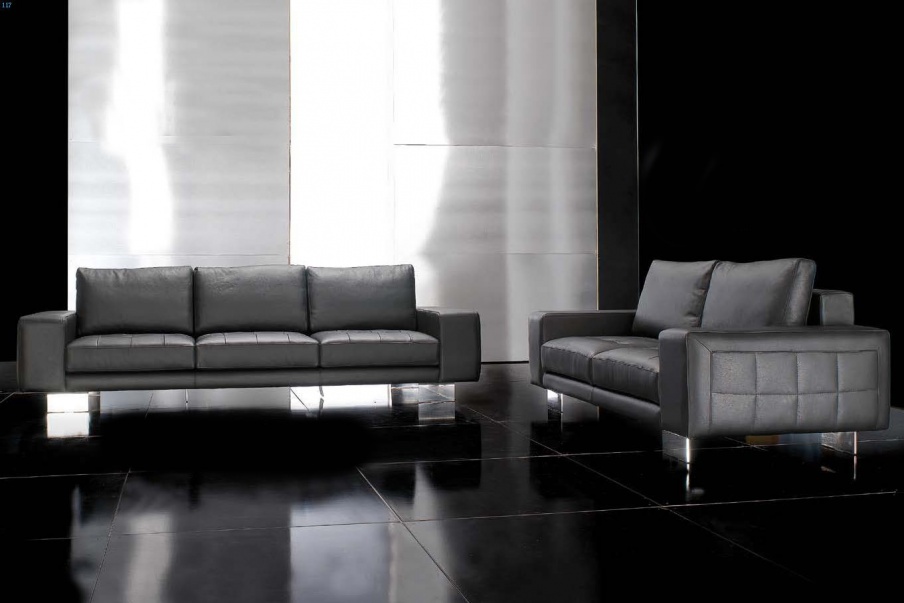 The Speed S sofa in leather upholstery, Formitalia