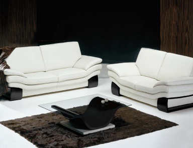 The Fuji sofa in leather upholstery, Formitalia