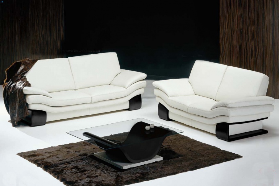 The Fuji sofa in leather upholstery, Formitalia