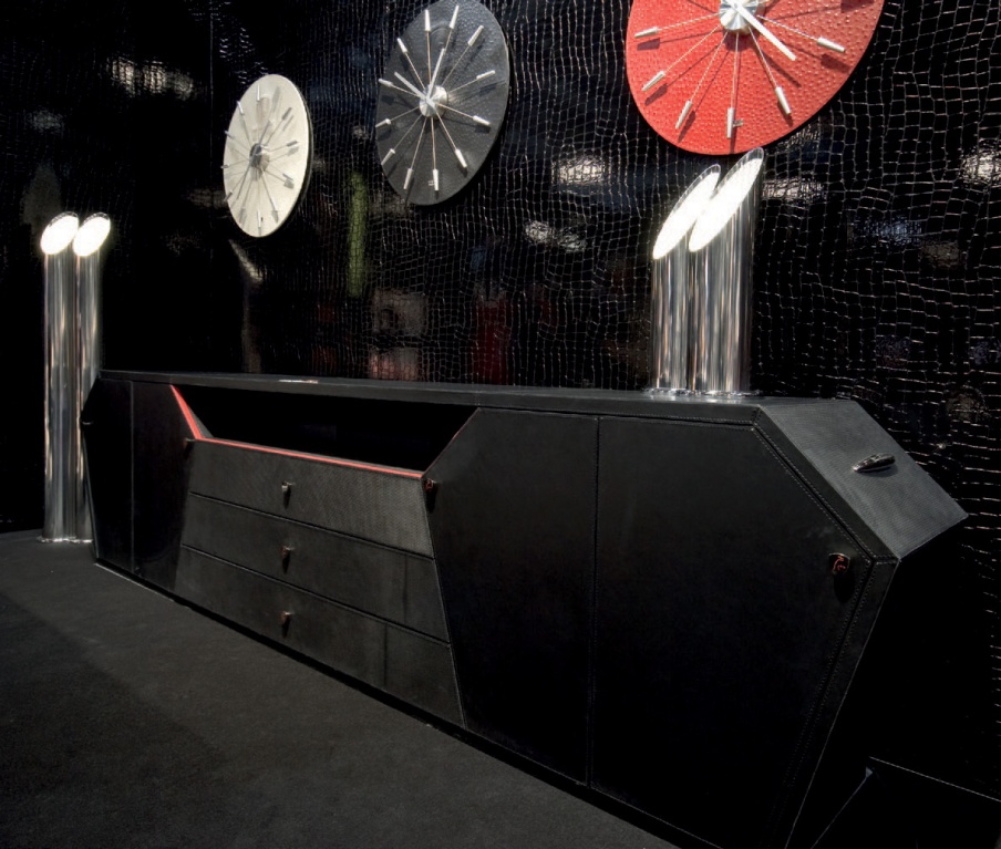 The chest Spider in leather upholstery, Formitalia