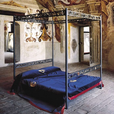 A four-poster bed Teatro