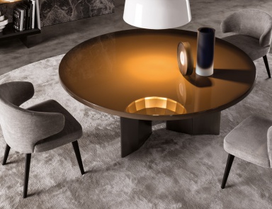 The Morgan round dining table, Minotti