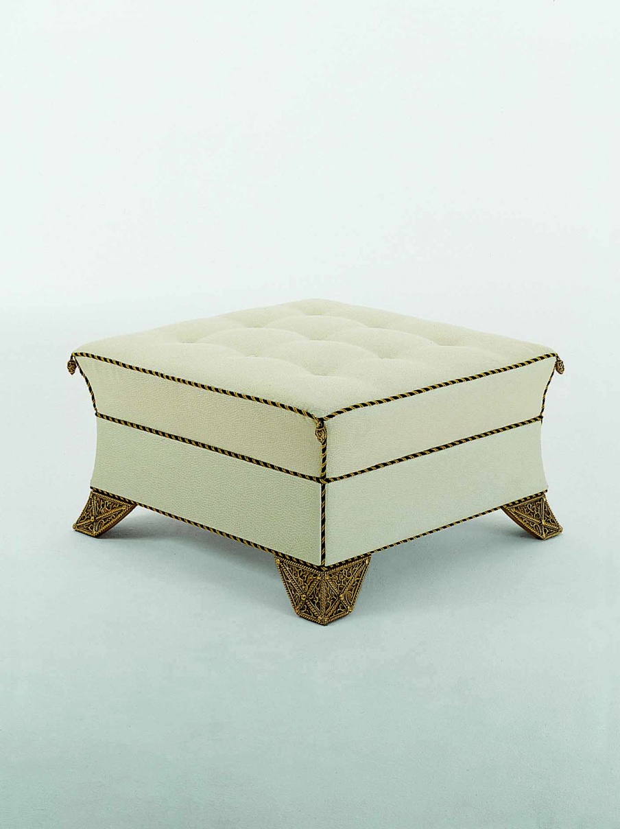 Stool made of natural wood Una Visione Di Eleganza, Stile Colombo