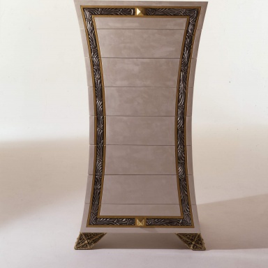 Chest Una Visione Di Eleganza