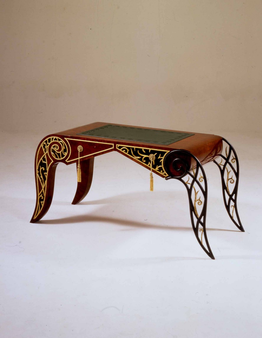 Desk Una Visione Di Eleganza, Stile Colombo