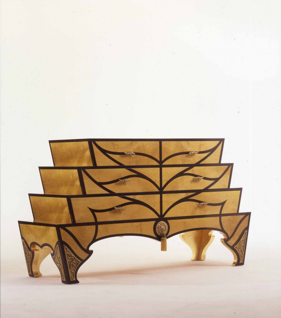 Chest Dietro La Grande Muraglia, Colombo Stile