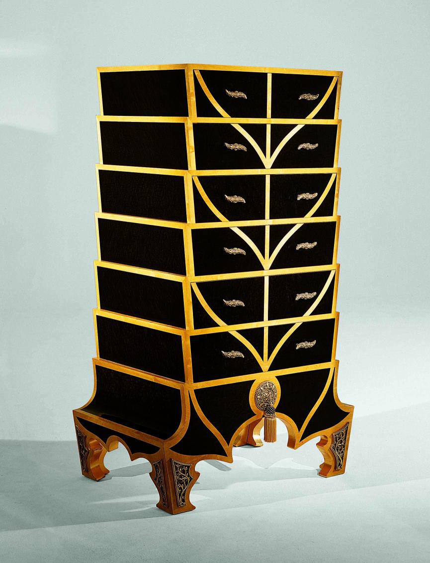 Chest Dietro La Grande Muraglia, Colombo Stile