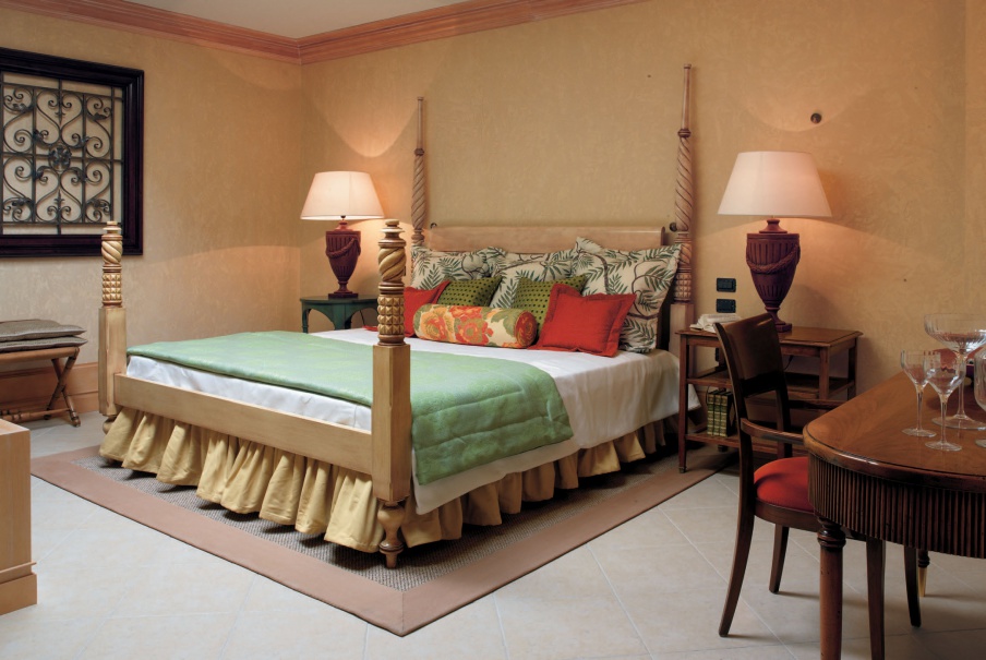 Bedroom of natural wood in the hotel Hotel Molon, Francesco Molon