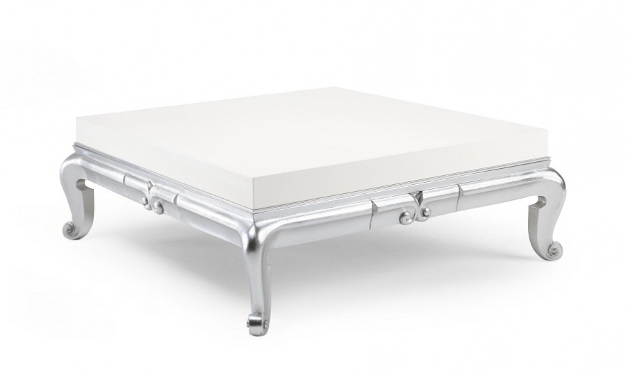 The coffee table is varnished, Elledue