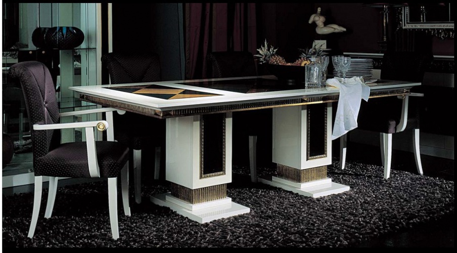 The dining table is varnished, Elledue