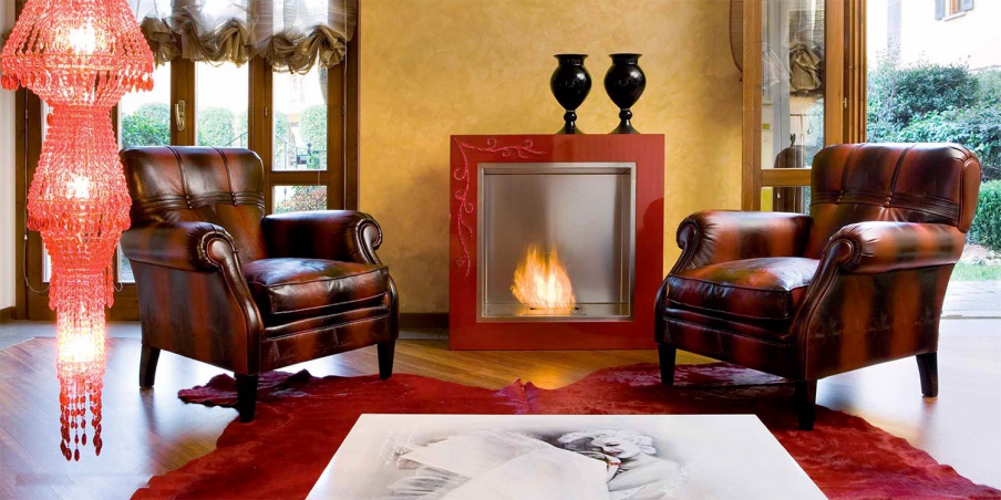 The chair frame is made of solid wood Plus Misscherie, Moda