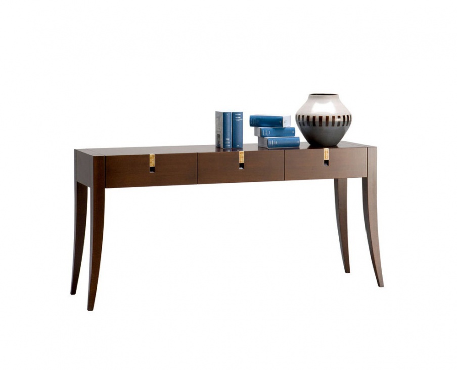 The console is made of solid wood Solitaire, Selva