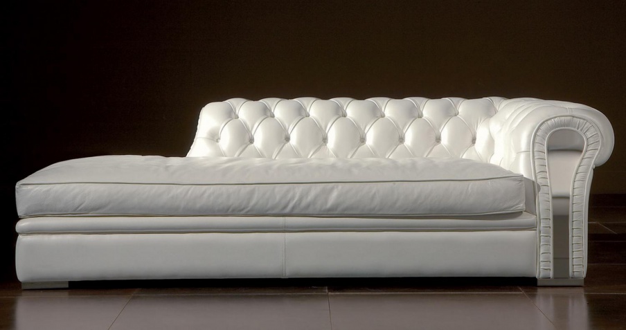 A couch with a curved backrest and armrest Nirvana, Rugiano