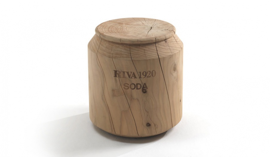 Poof solid cedar Cola, Riva 1920
