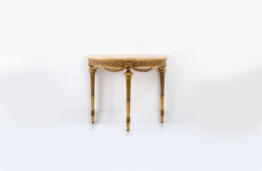 The console is made of solid wood, Chelini