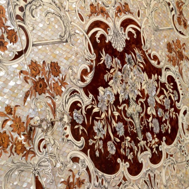 A chest of drawers on small feet W017