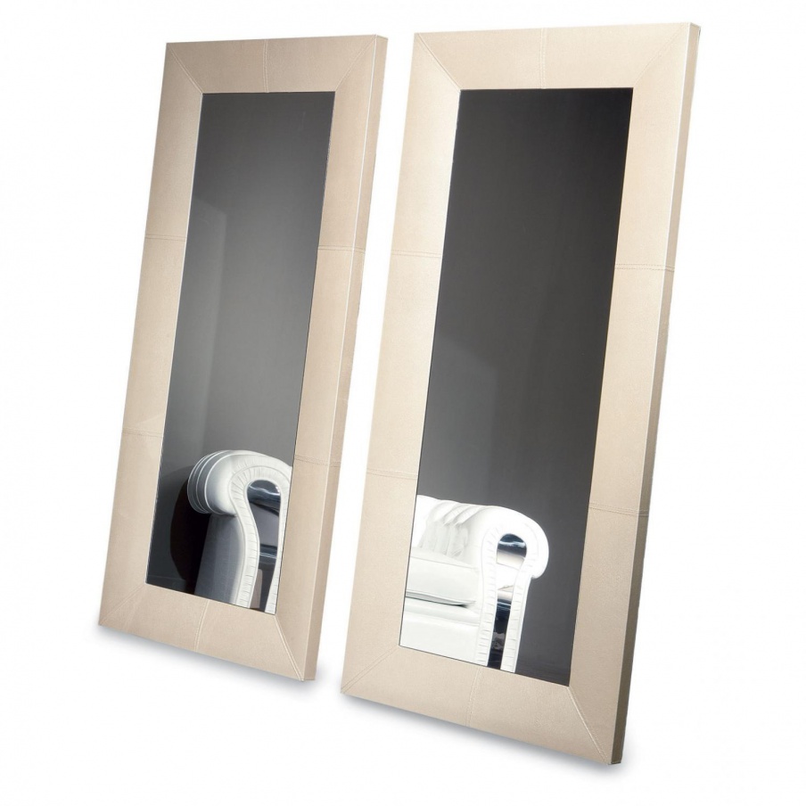 Mirror, framed in Bucarest, Rugiano