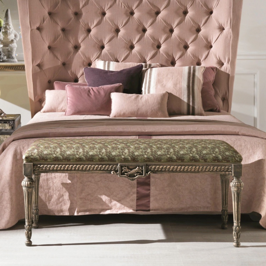 Stool on a carved frame made of solid beech wood Echo, Moda