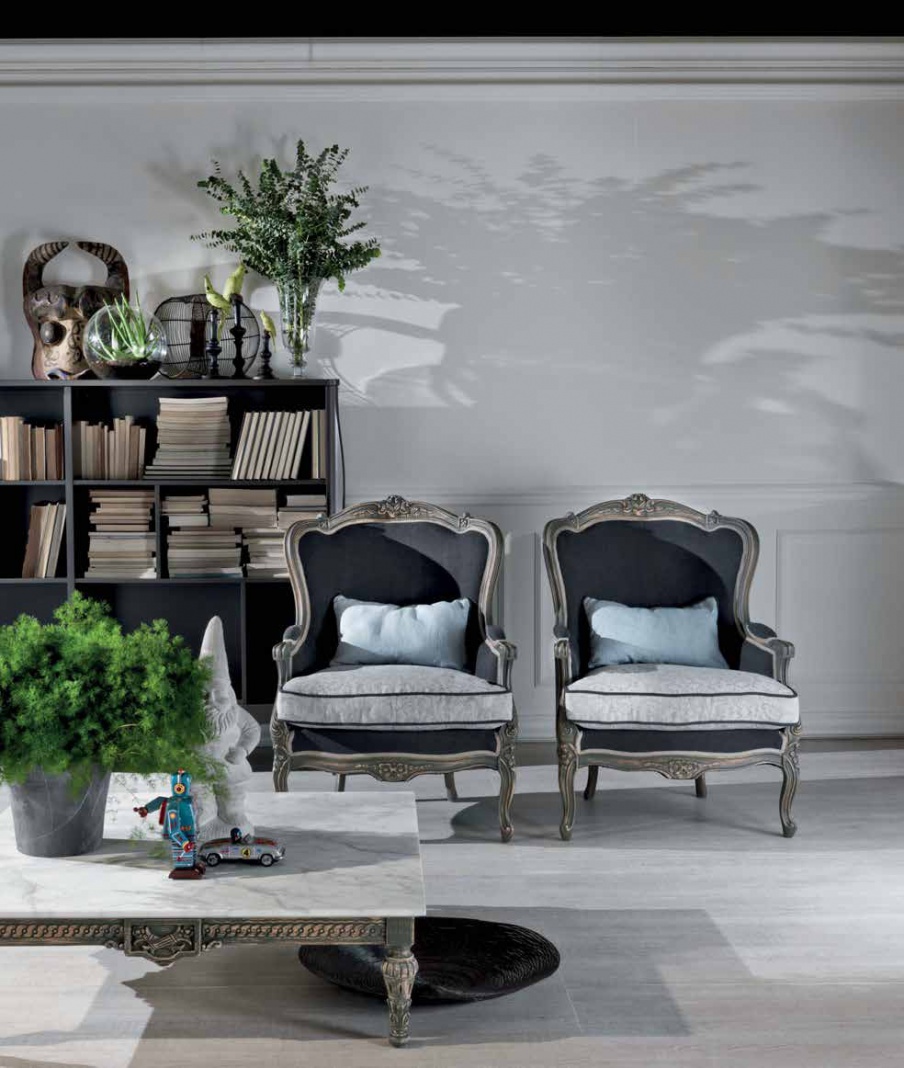 The chair on the carved frame is handcrafted Bergere Ground, Moda