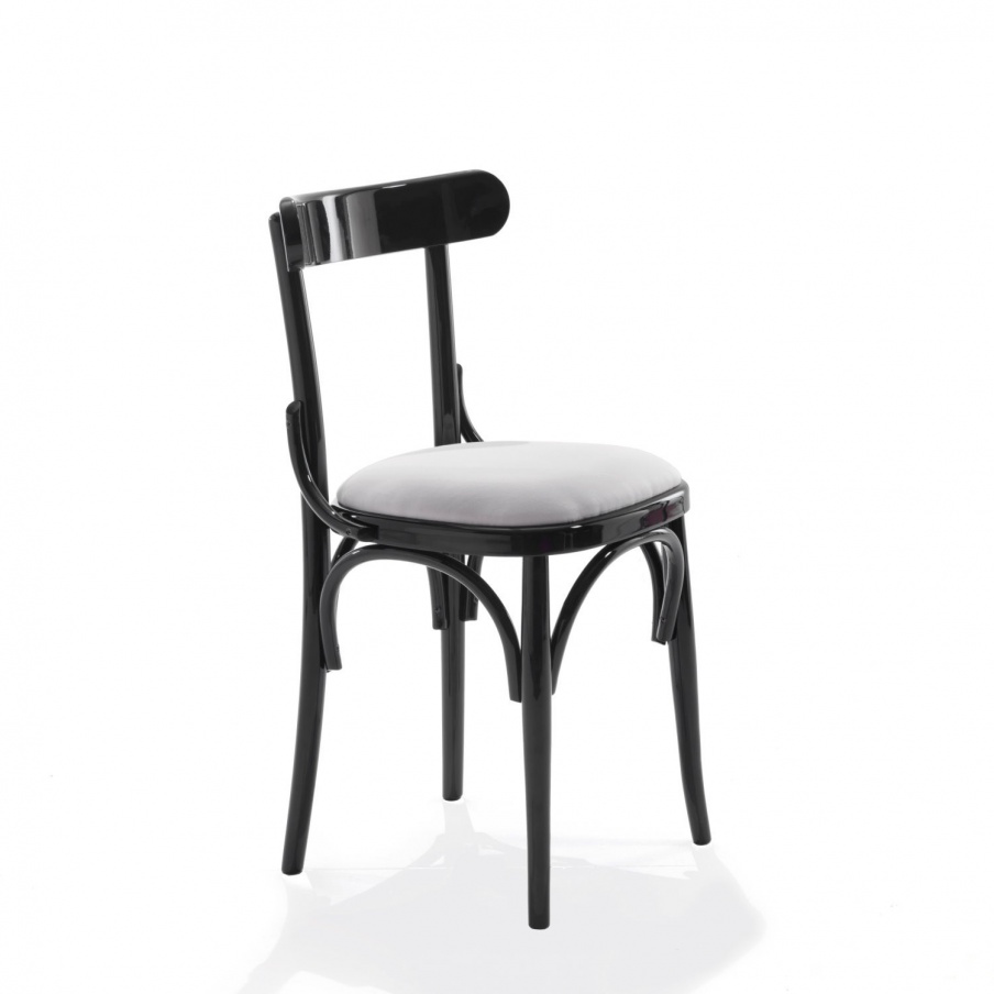 The chair is carved from solid beech wood Wet, Moda