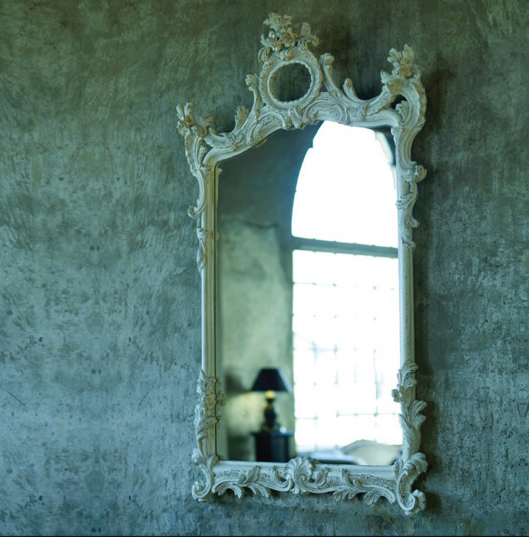 A WALL MIRROR IN A FRAME MADE OF SOLID WOOD, CHELINI